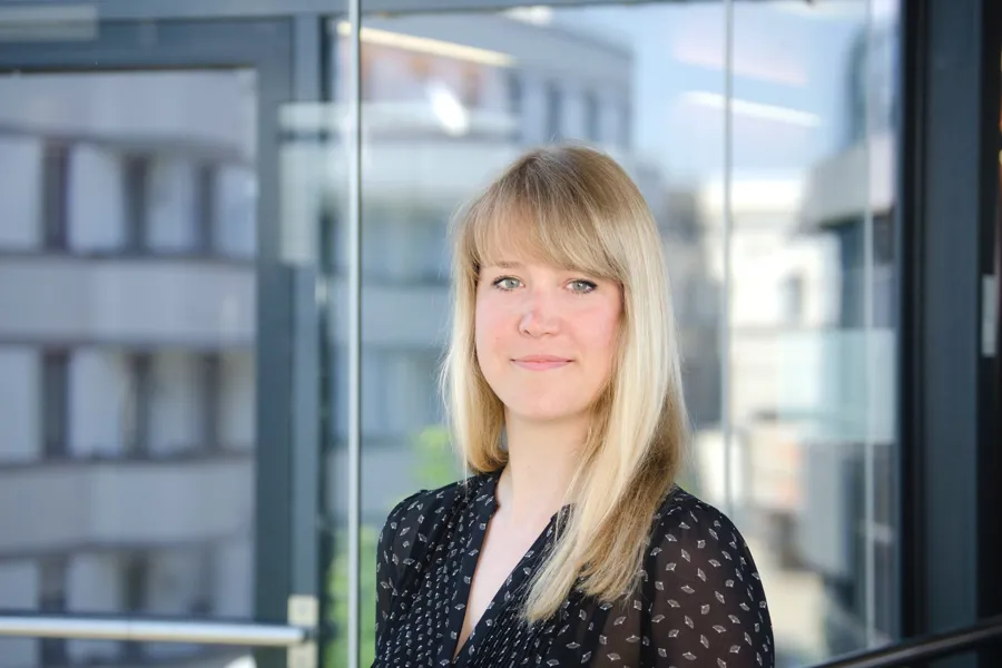 En kvinne som smiler til kameraet