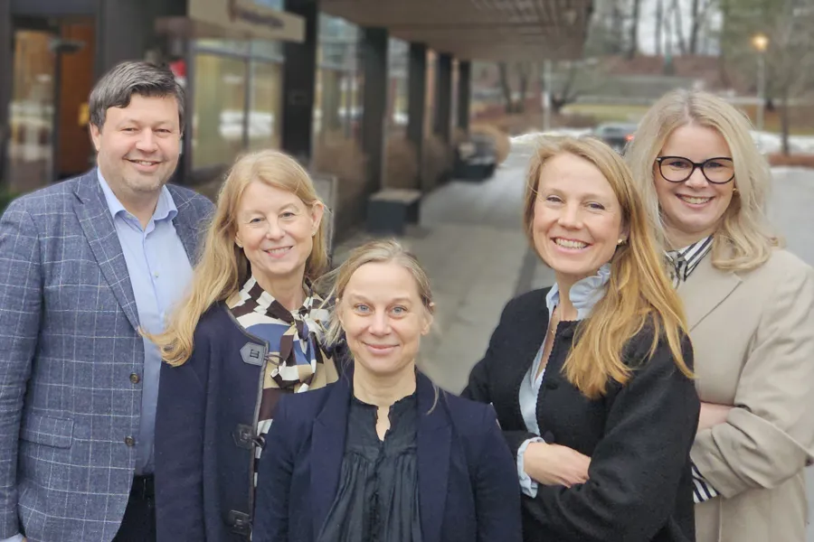 En gruppe mennesker som poserer for et bilde