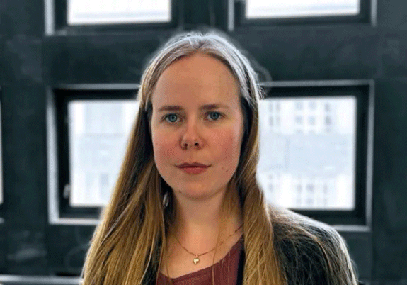 En kvinne med langt hår