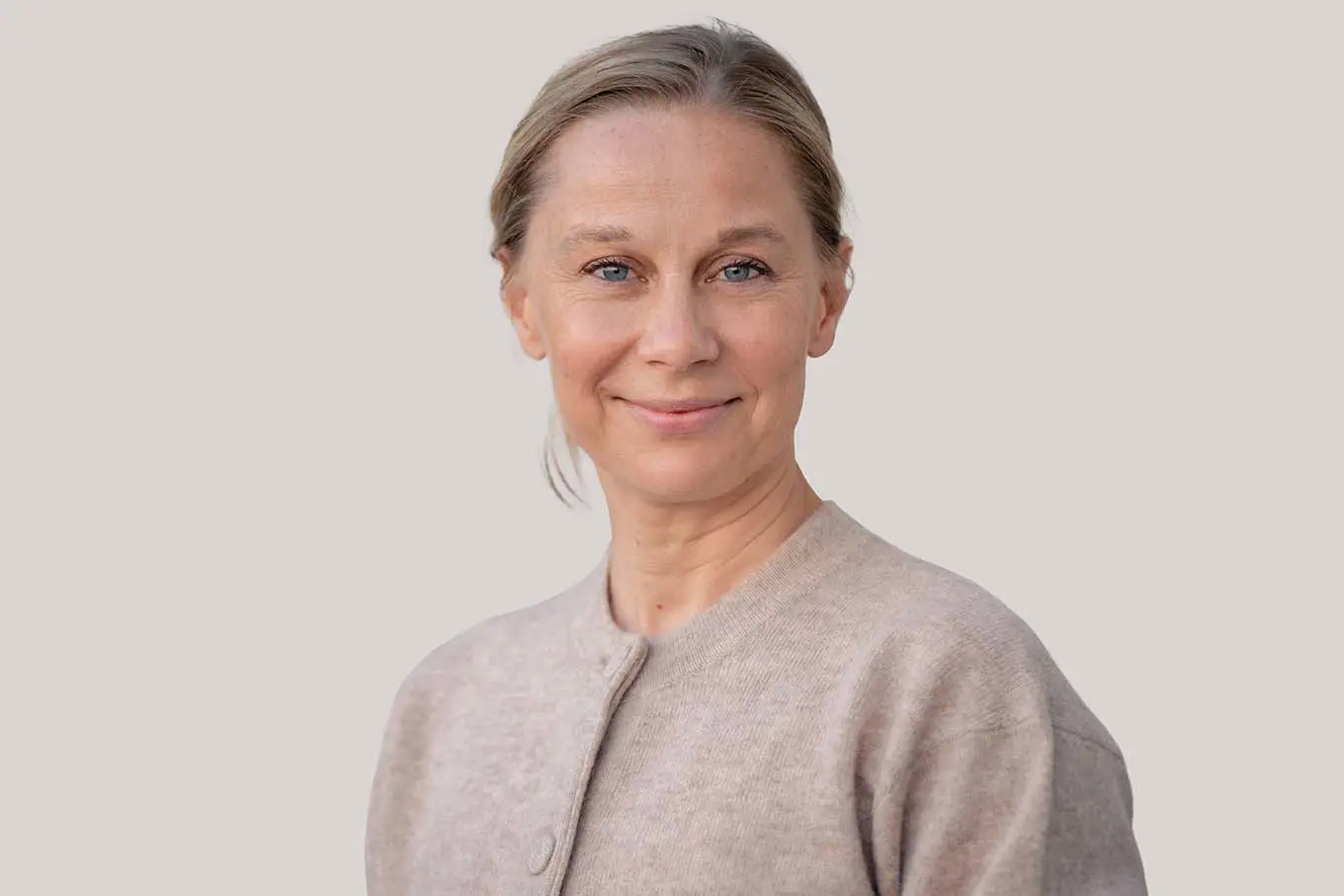 En mann som smiler til kameraet