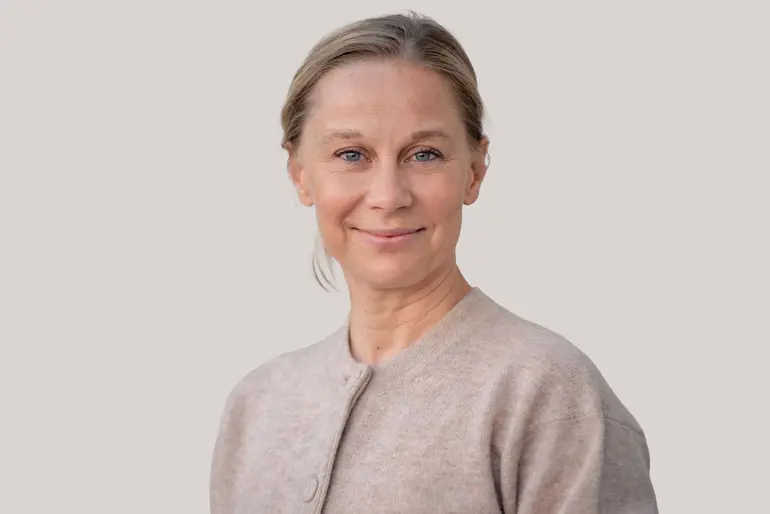 En mann som smiler til kameraet