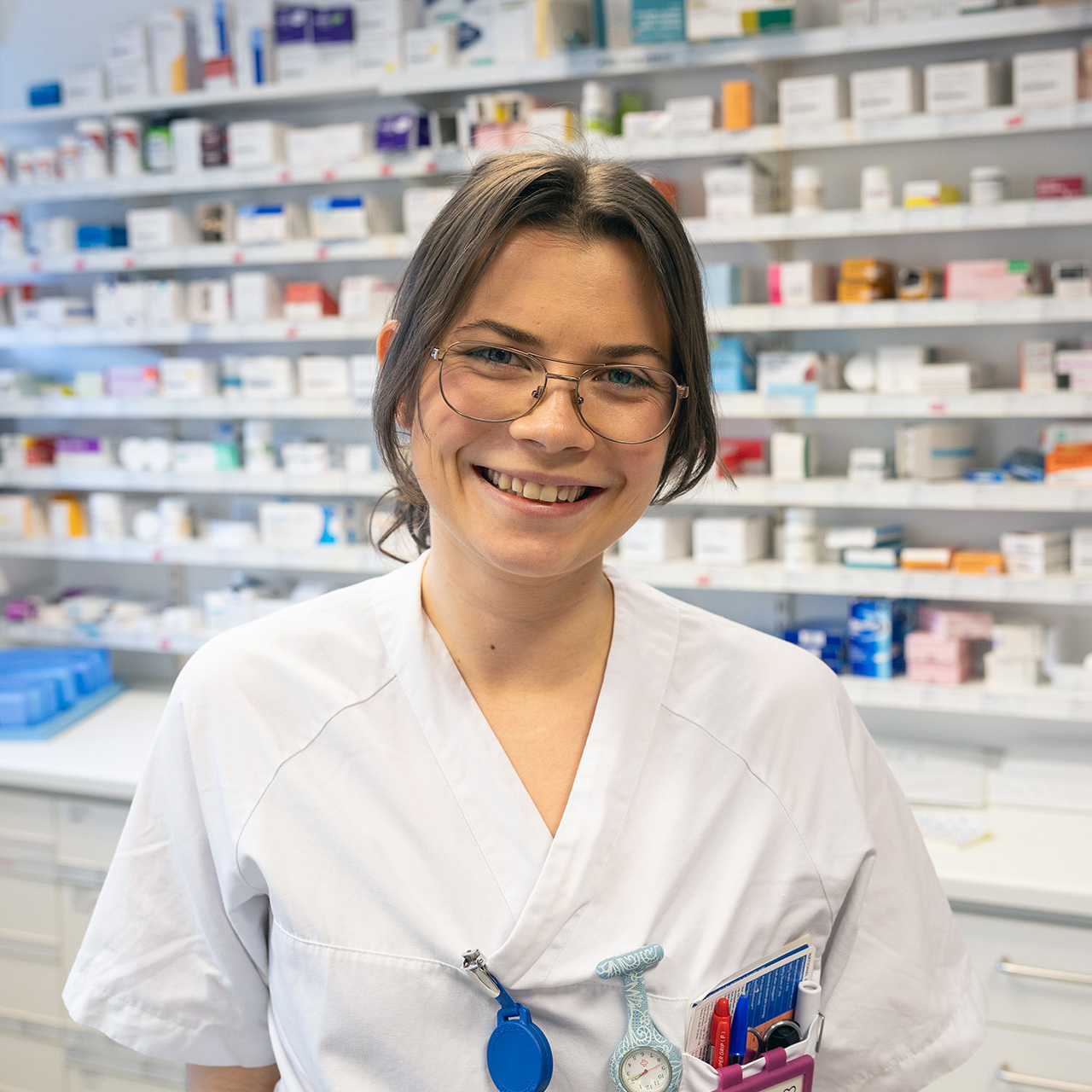 En person som bruker briller