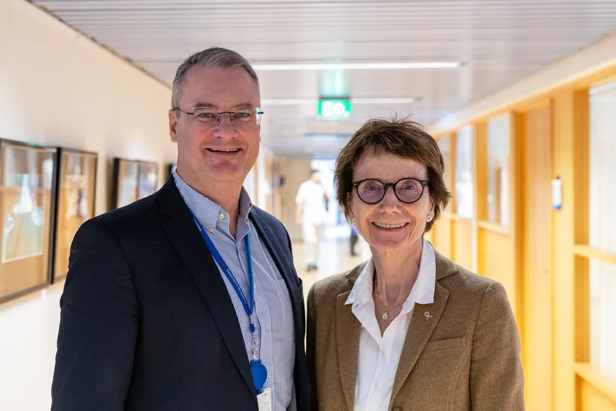 En mann og en kvinne som smiler