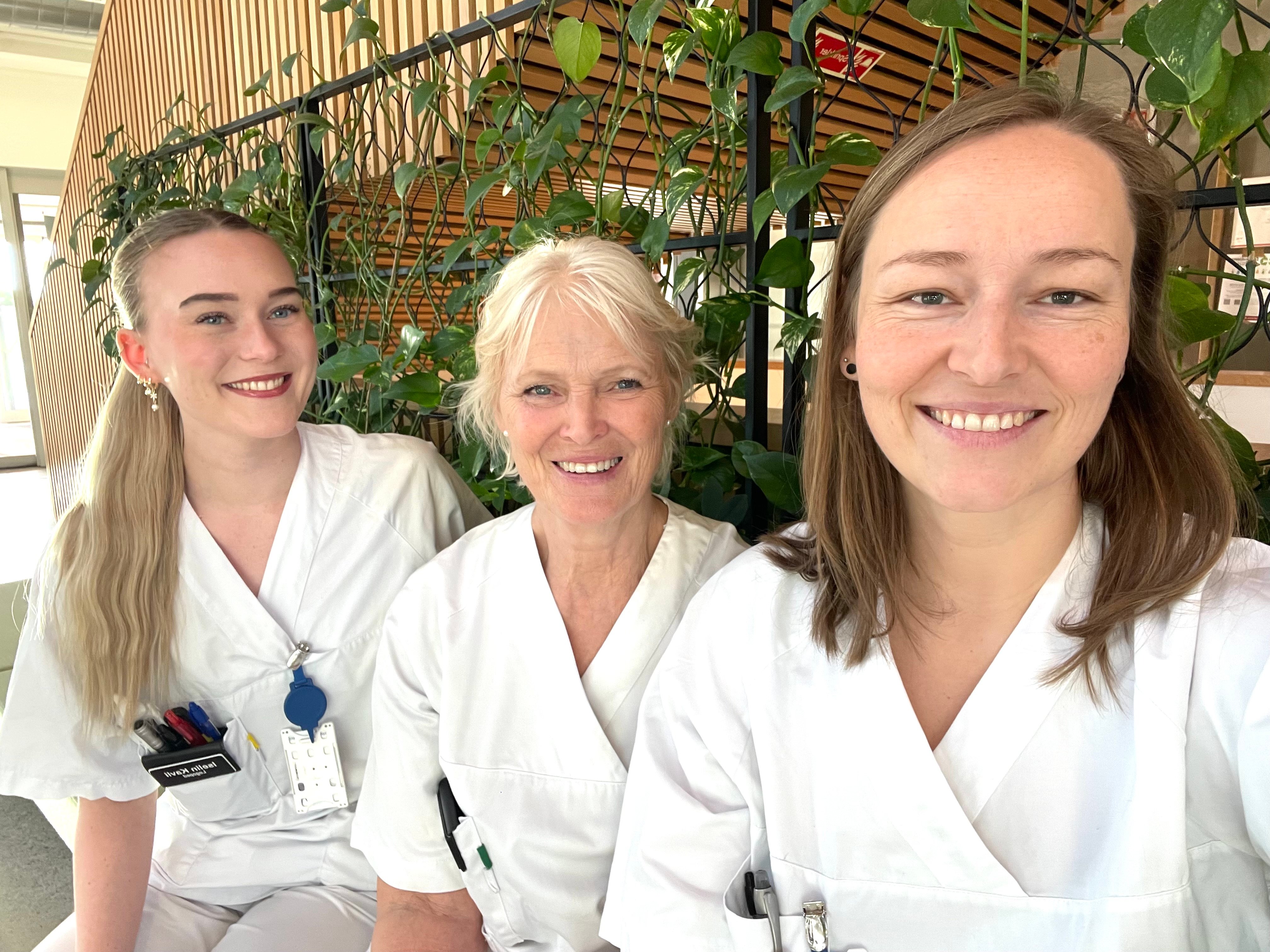 En gruppe kvinner iført hvite skjorter