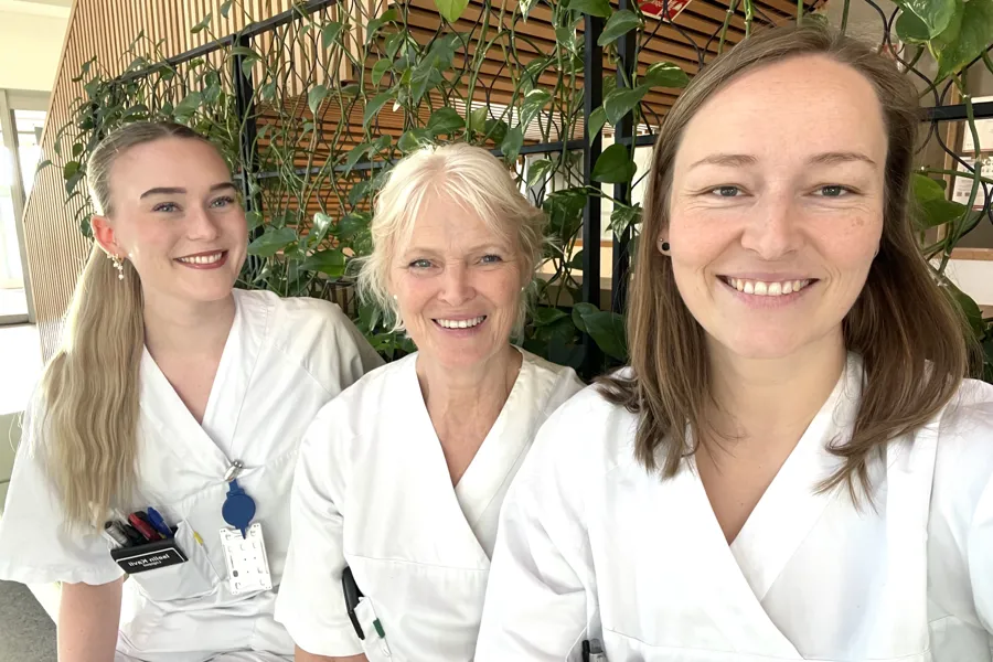 En gruppe kvinner iført hvite skjorter