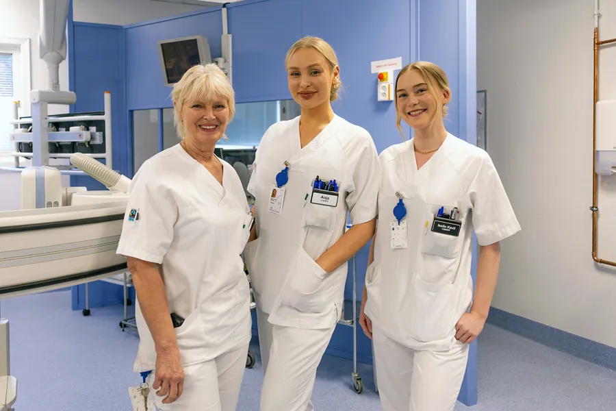 En gruppe kvinner i hvite laboratoriefrakker