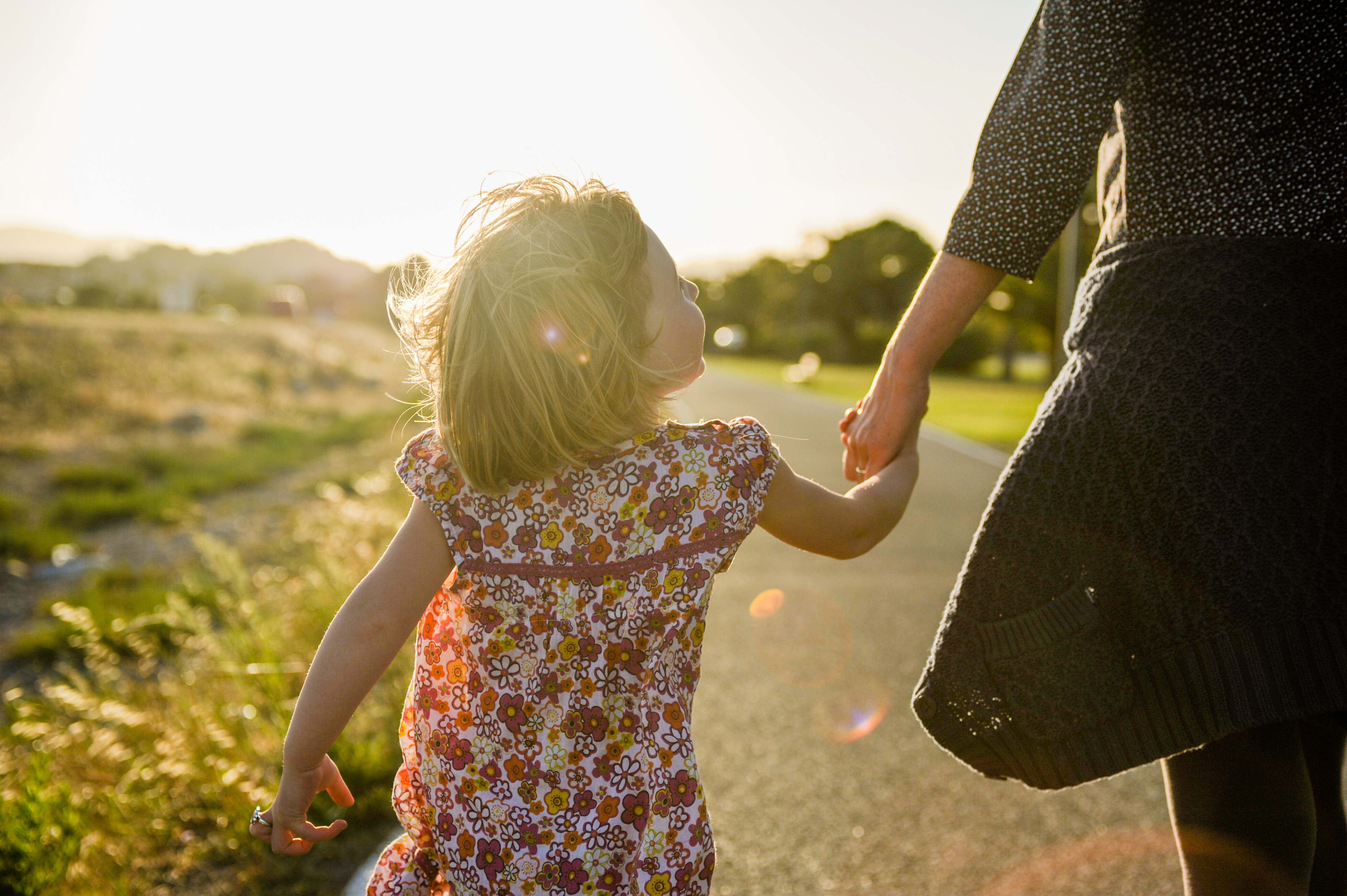 Barn holder hånden til en voksen