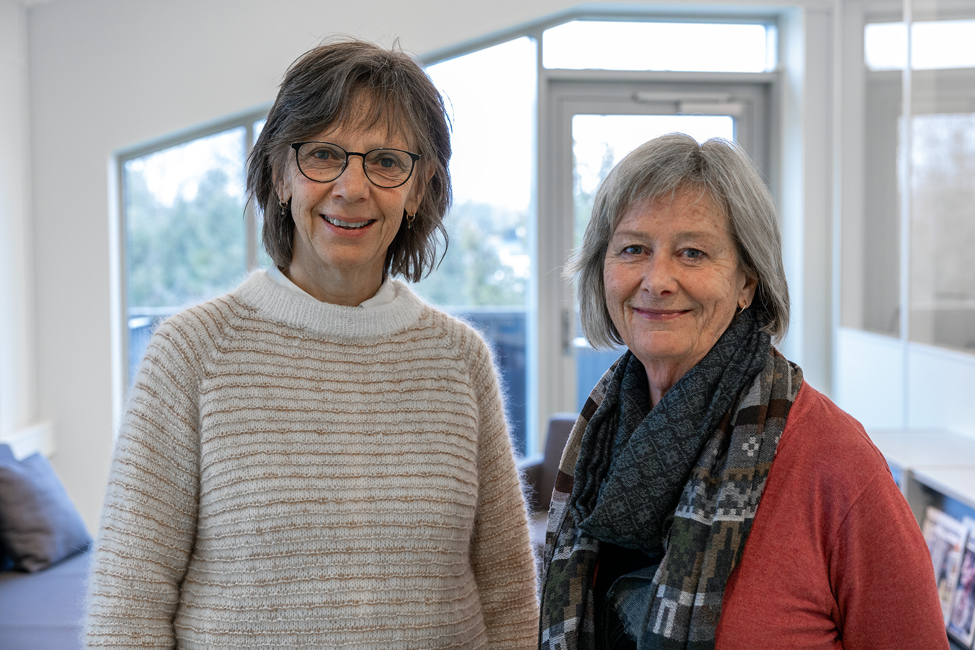 Et par kvinner smiler