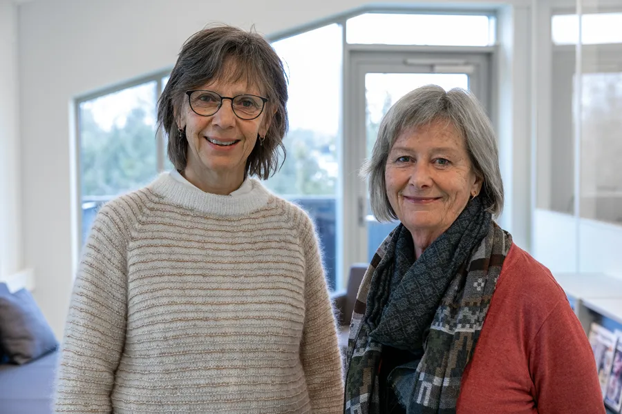 Et par kvinner smiler