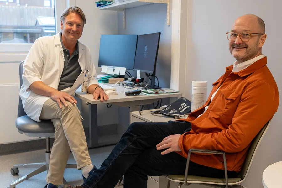 En mann og en kvinne sitter ved et skrivebord