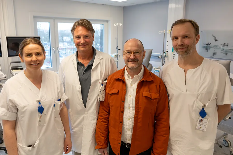 En gruppe mennesker som poserer for et bilde