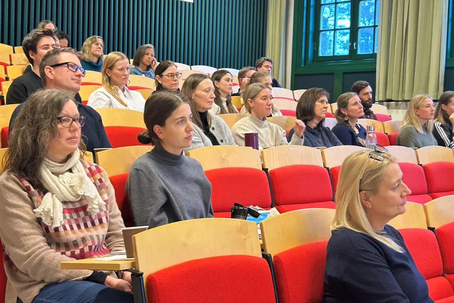 En gruppe mennesker som sitter i stoler
