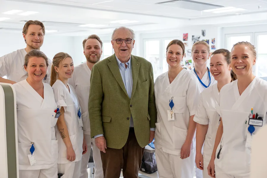 En gruppe mennesker som poserer for et bilde