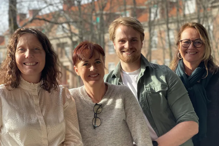 En gruppe mennesker som poserer for et bilde