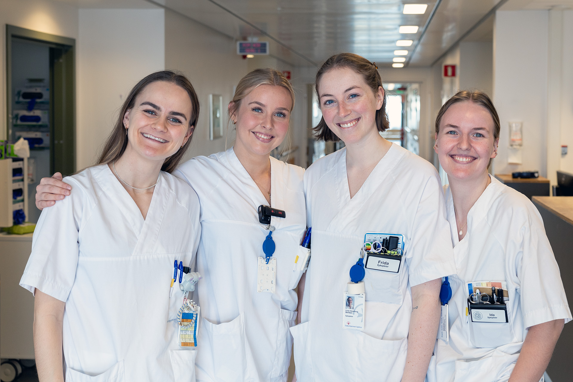 En gruppe kvinner iført hvite labfrakker og merker