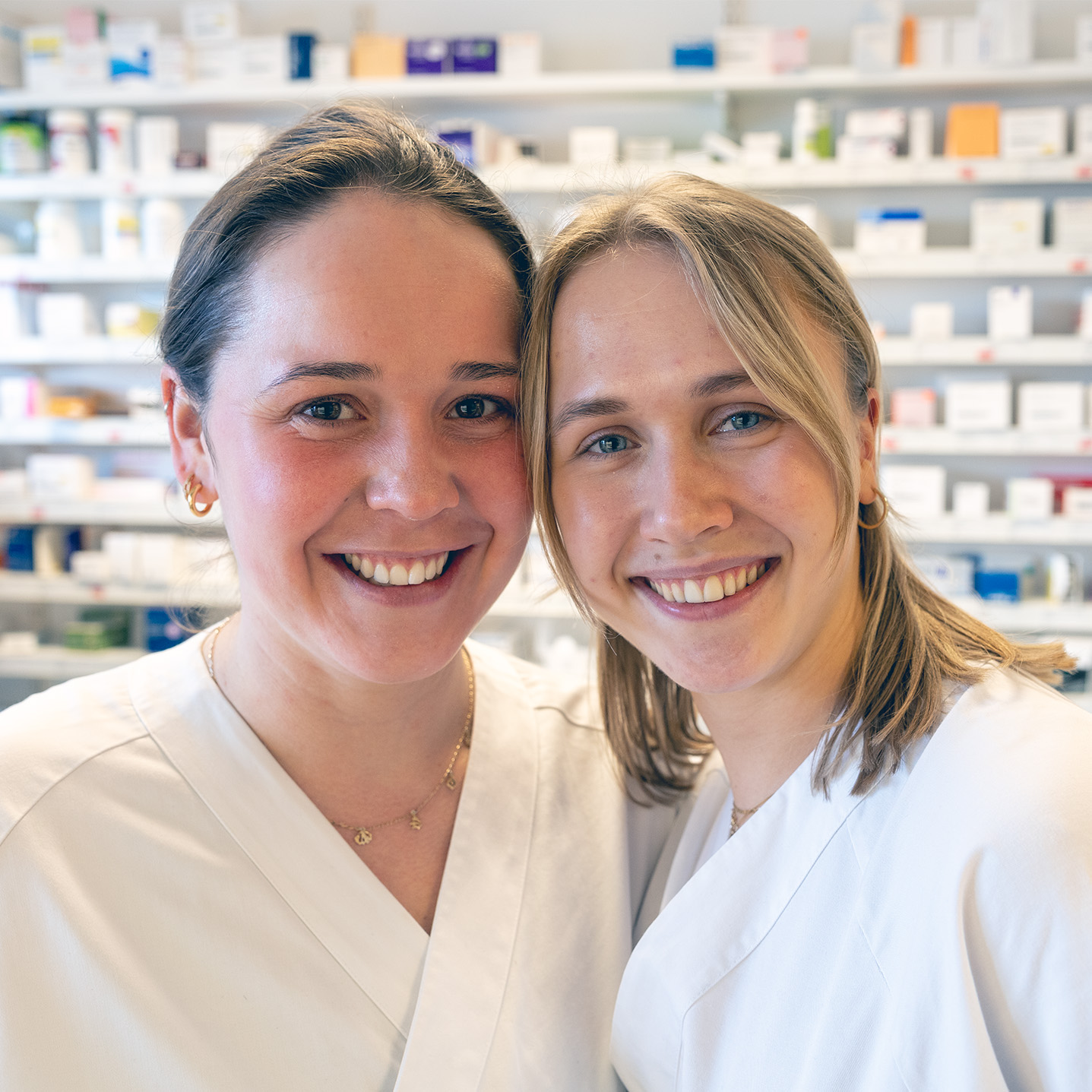 Et par kvinner smiler