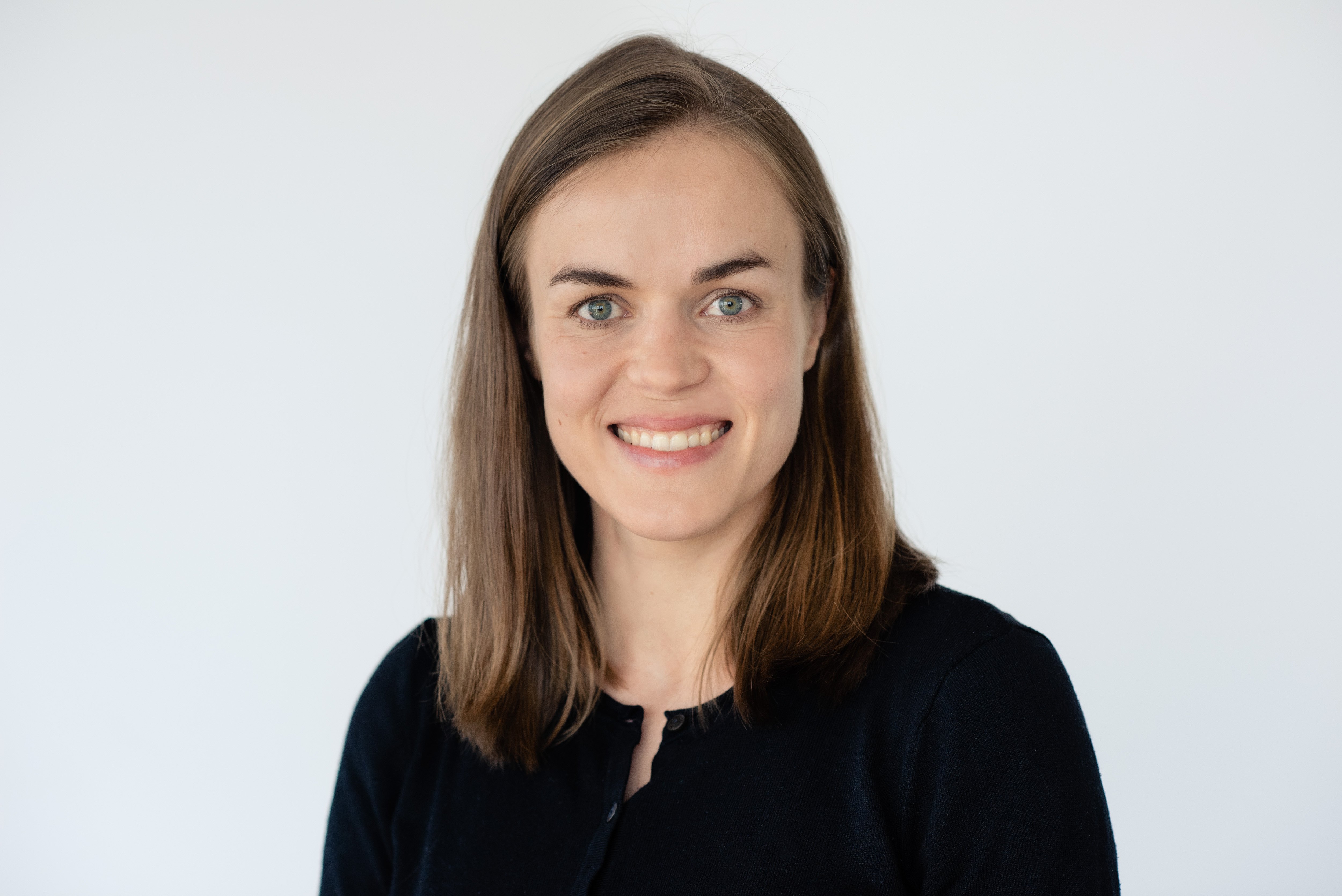 En person som smiler til kameraet