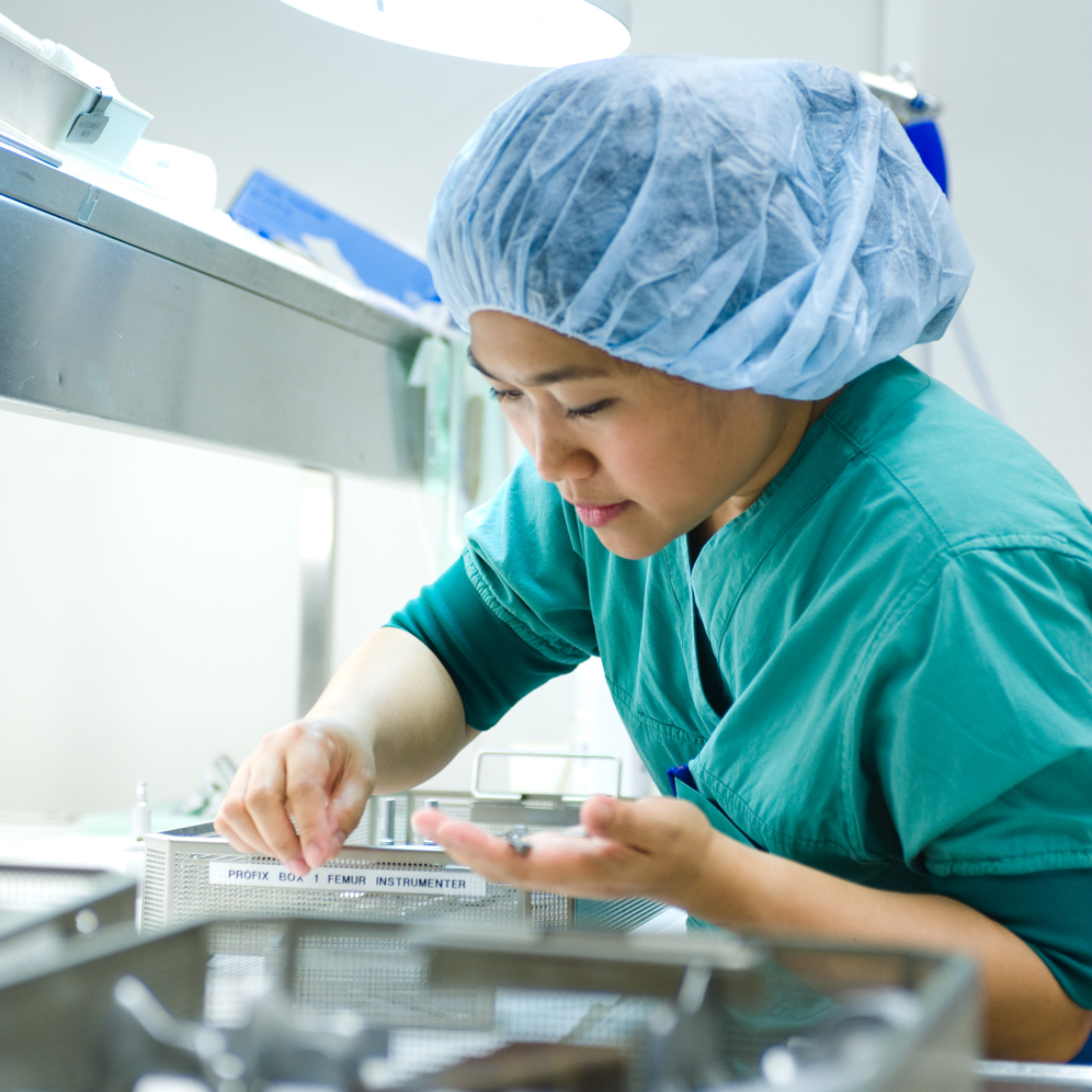 En person som har på seg en blå lue