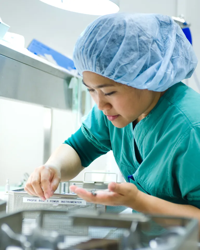 En person som har på seg en blå lue