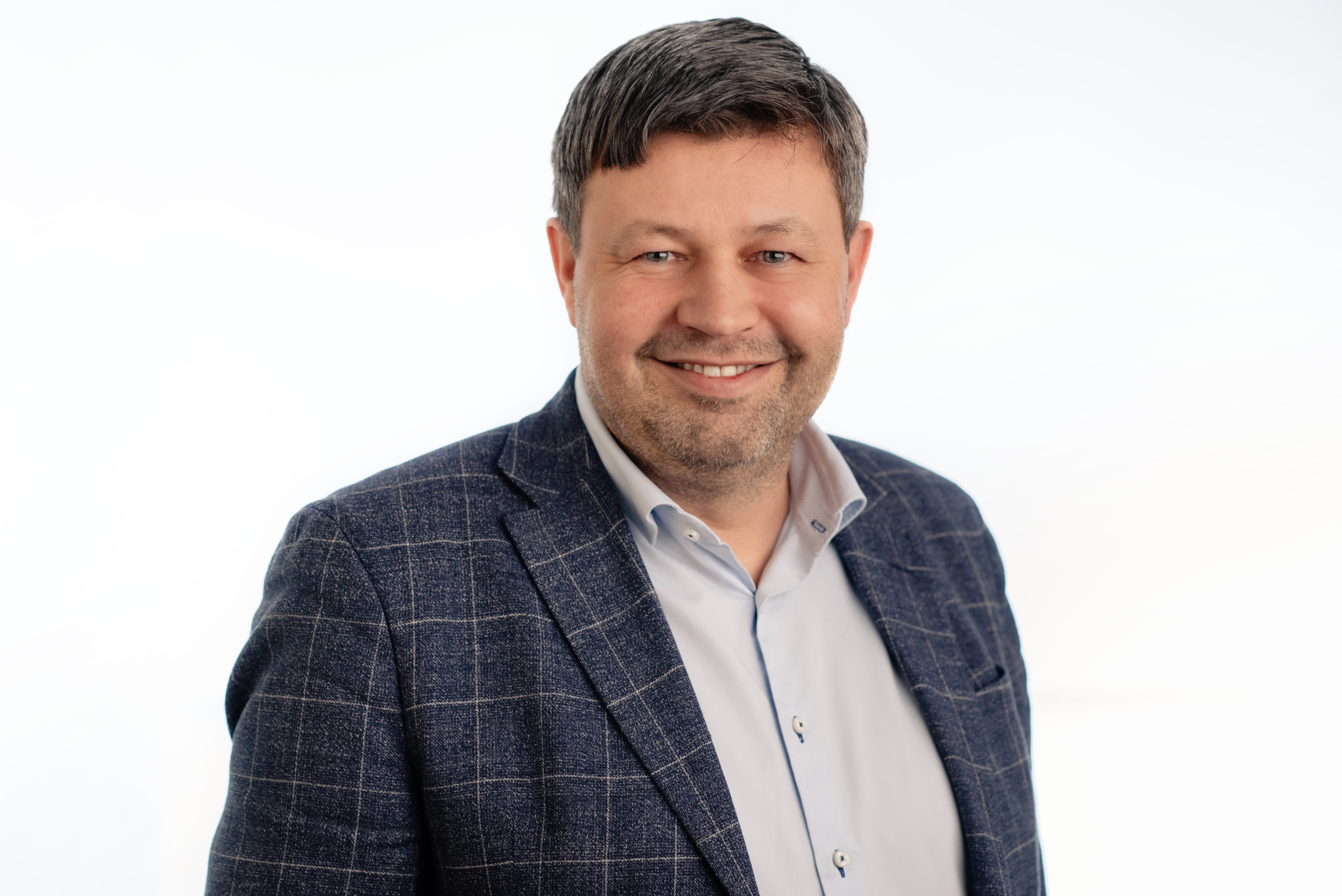 En mann som smiler til kameraet