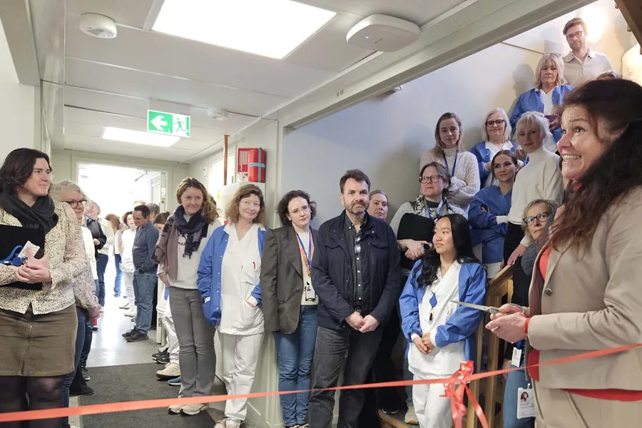 En gruppe mennesker som står i en gang