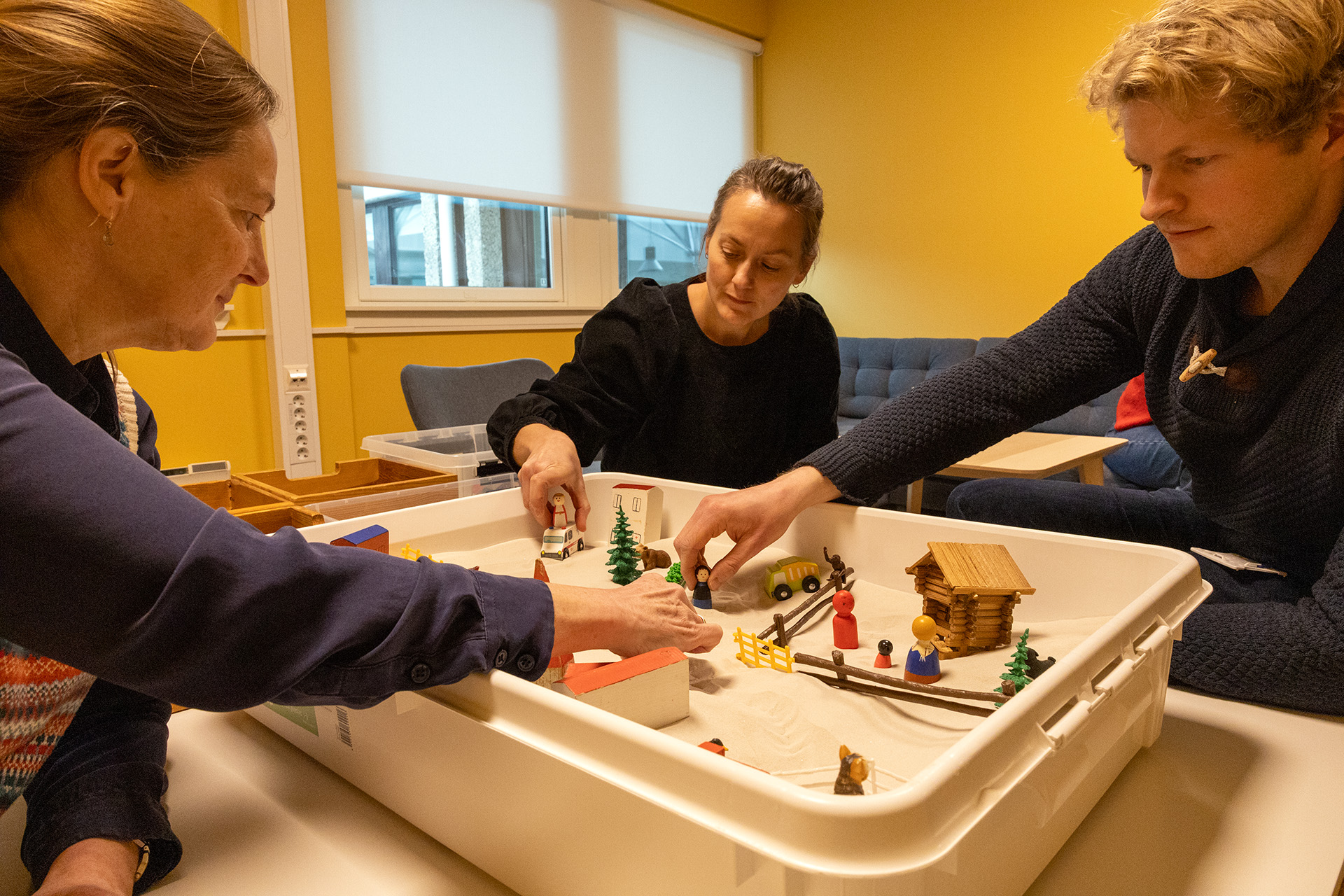 En gruppe personer som spiller et spill