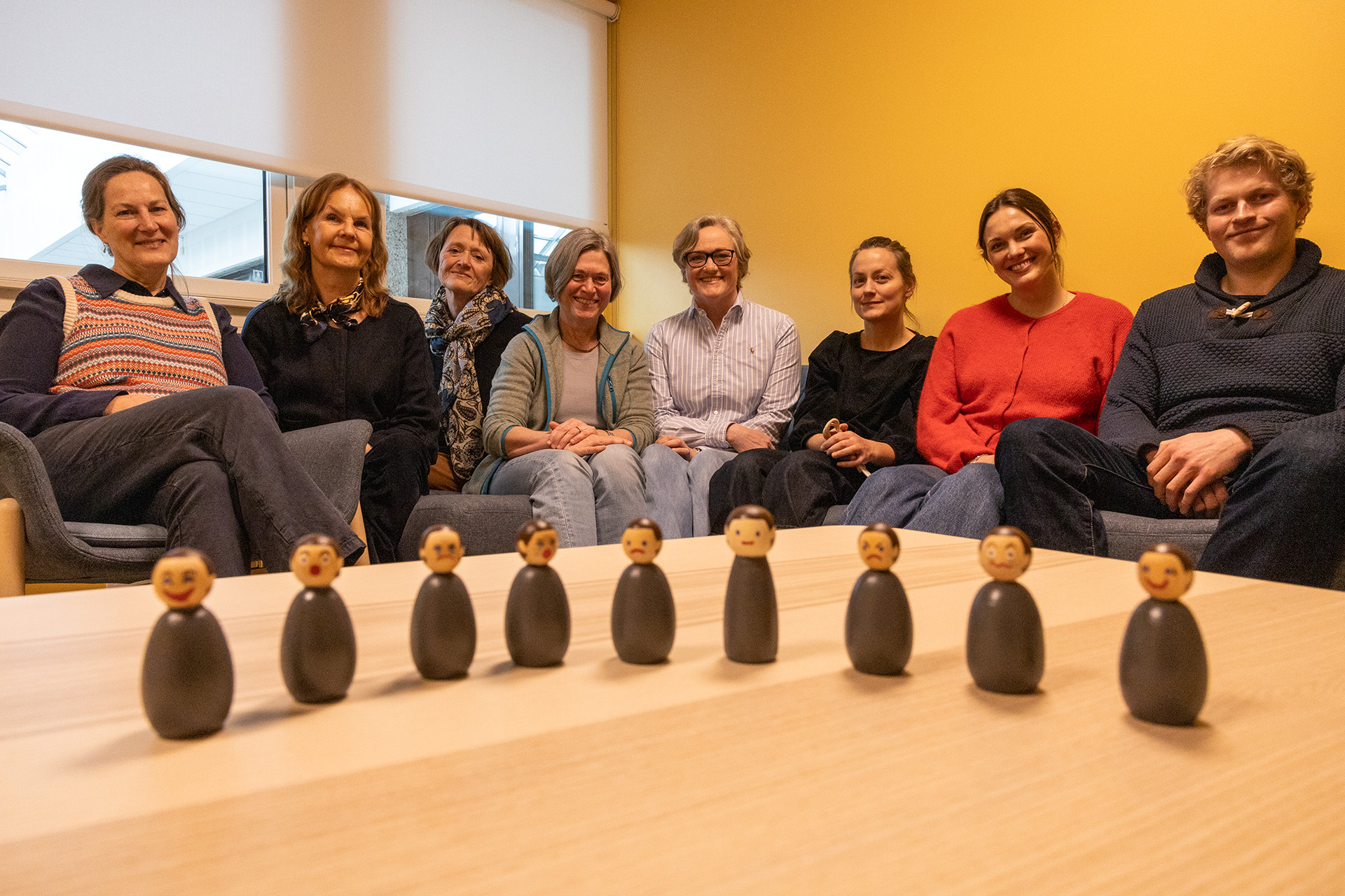 En gruppe mennesker som sitter på en sofa