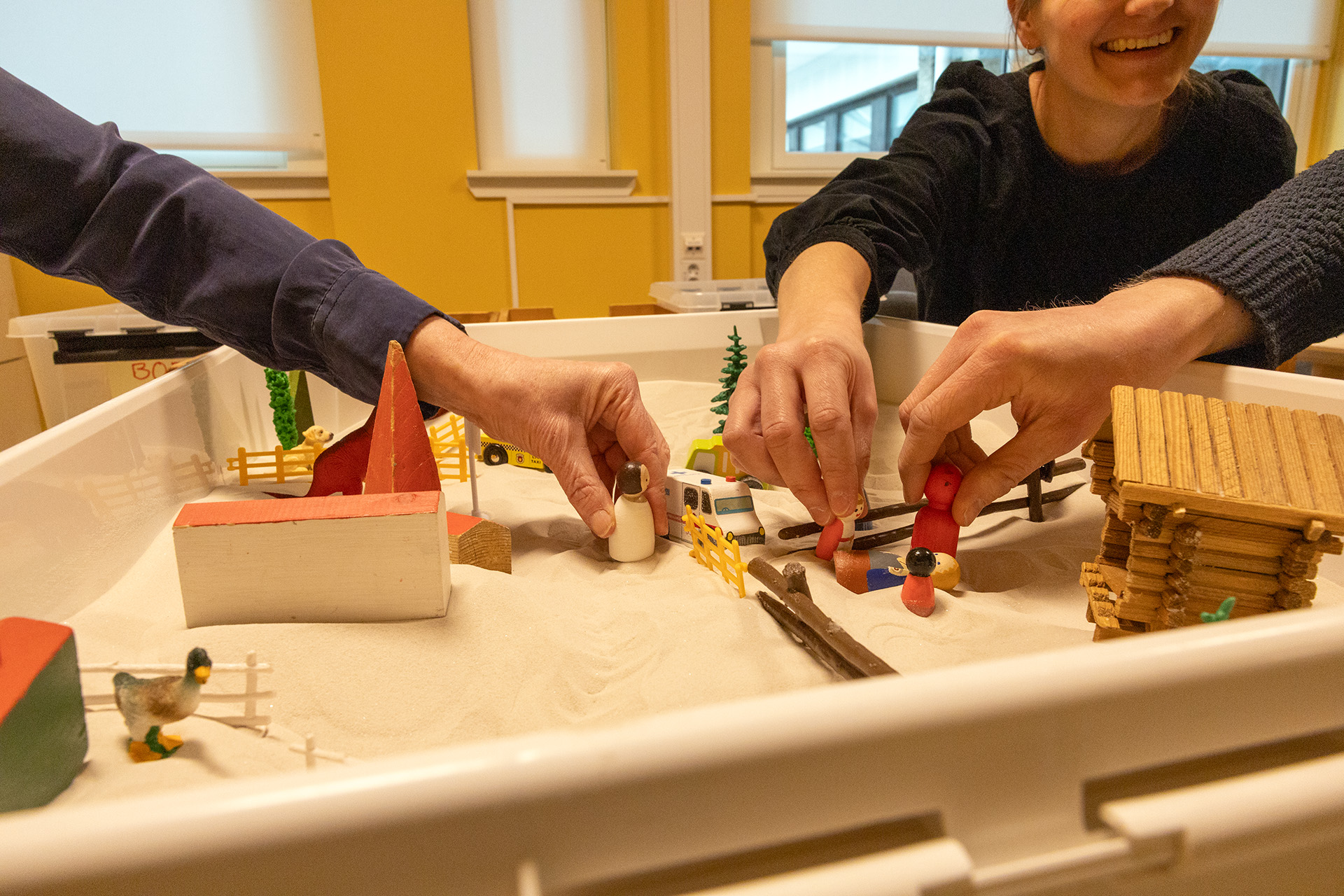 Et par personer som klipper et leketøy