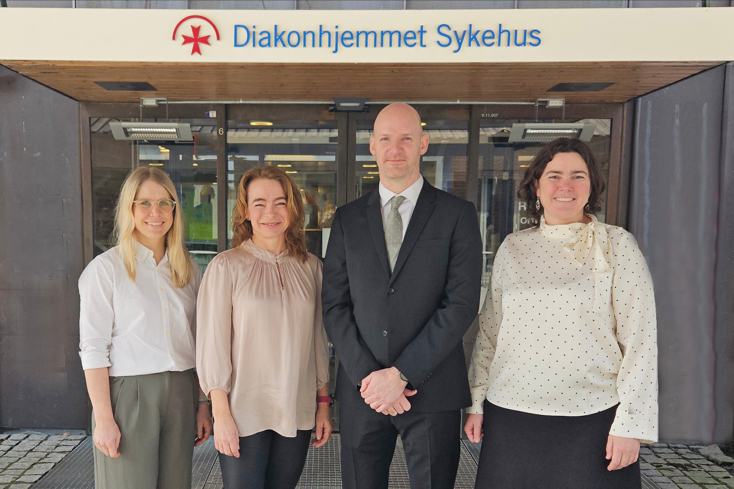 En gruppe mennesker som poserer for et bilde