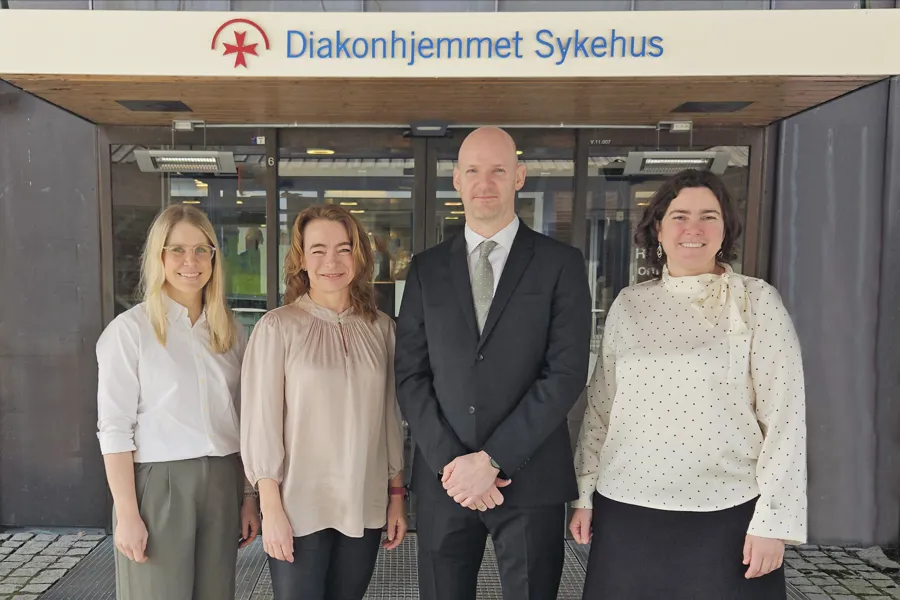 En gruppe mennesker som poserer for et bilde