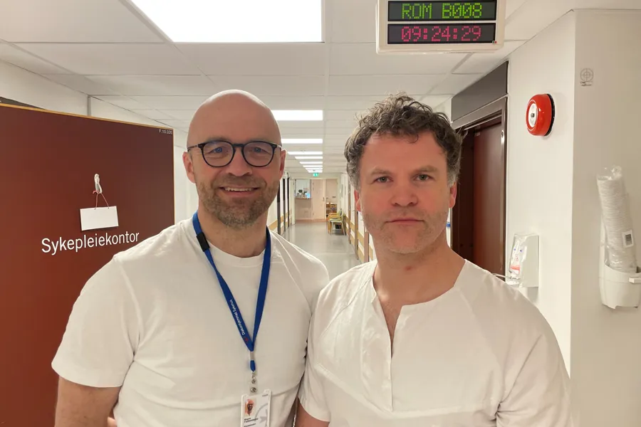 Et par menn i hvite skjorter