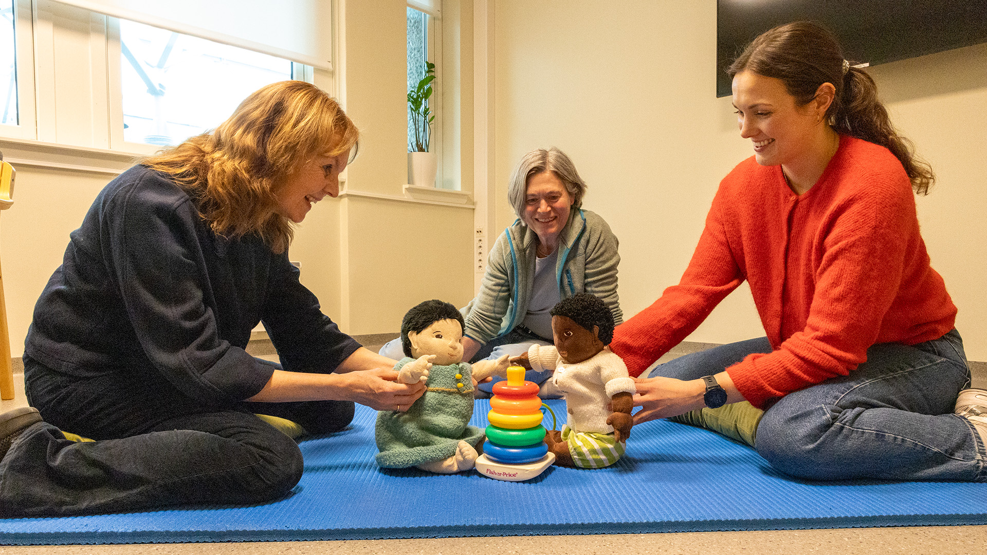 En gruppe kvinner og en baby