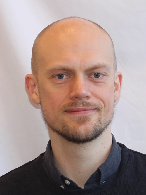 En skallet mann med skjegg