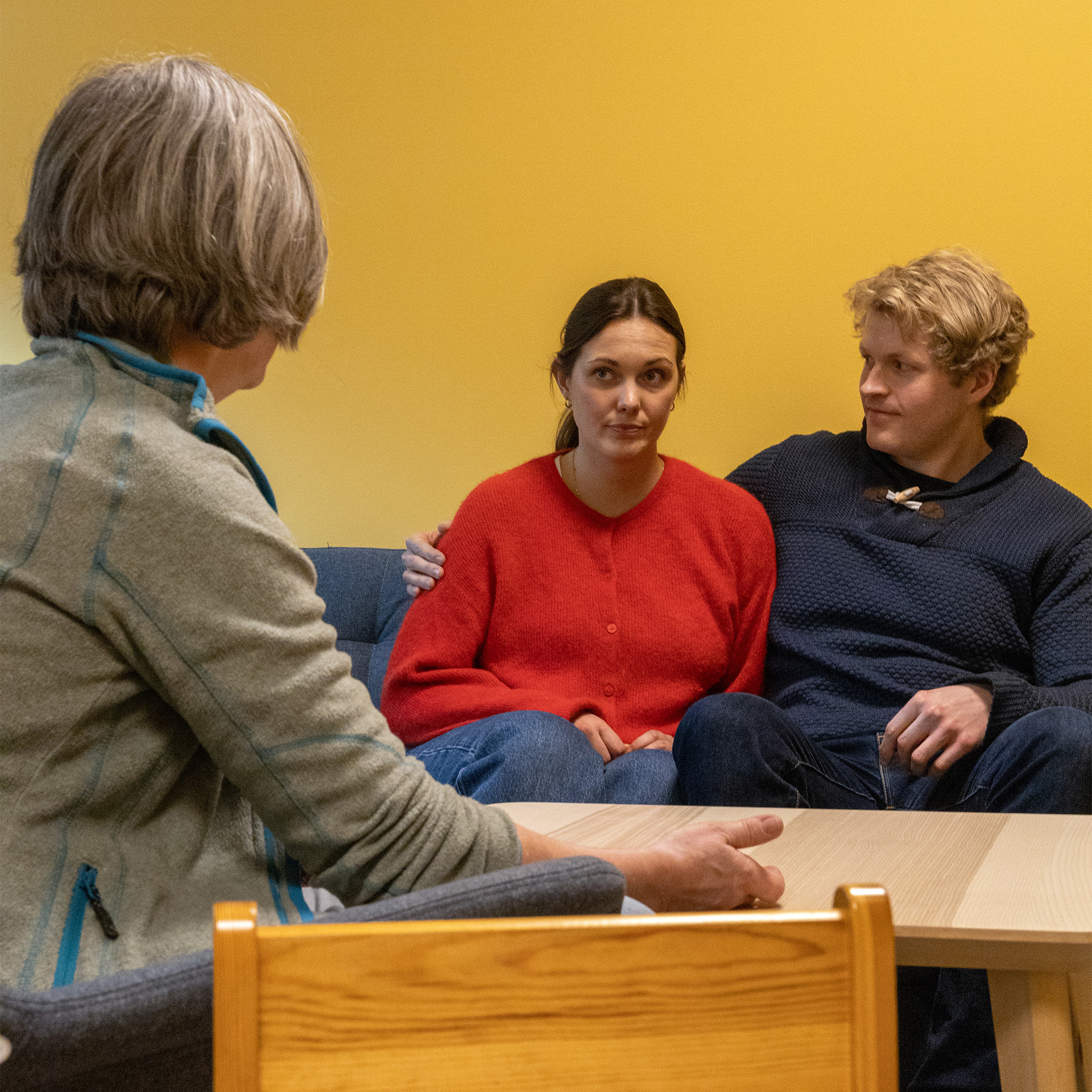 En gruppe mennesker som sitter ved et bord