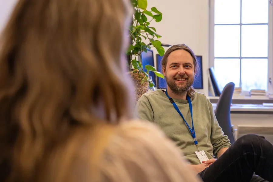 En person som sitter i en stol