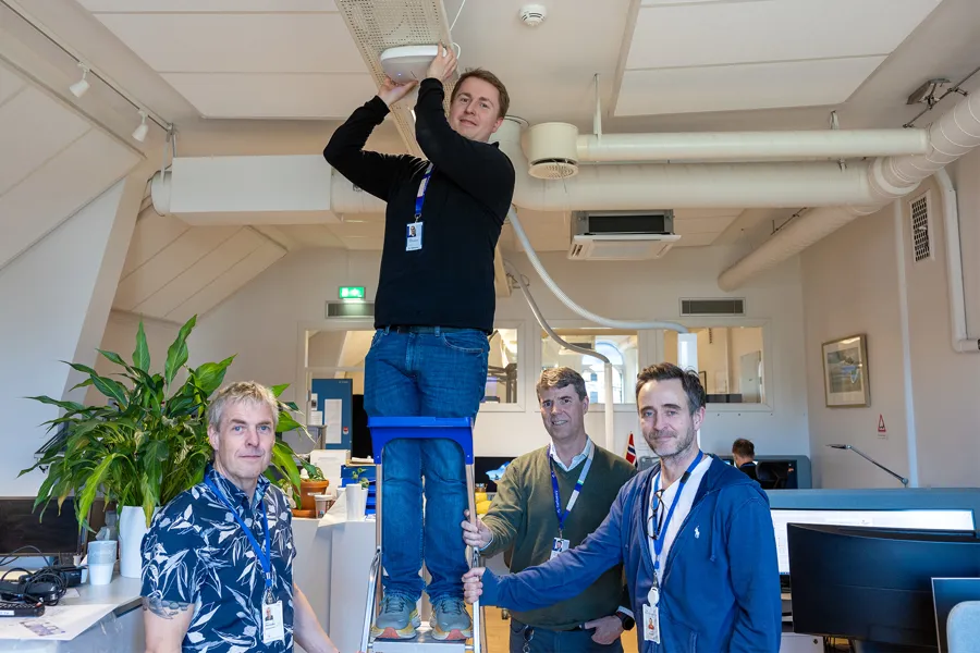 En person som står på en bjelke