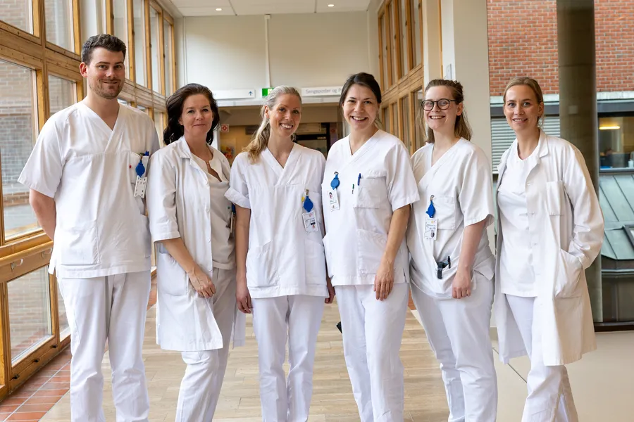 En gruppe mennesker iført hvite laboratoriefrakker