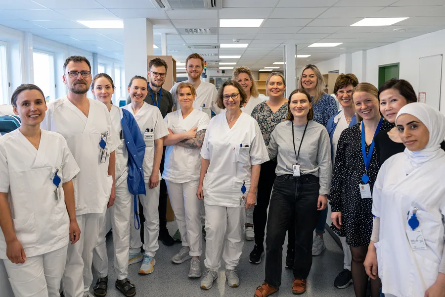 En gruppe mennesker som poserer for et bilde