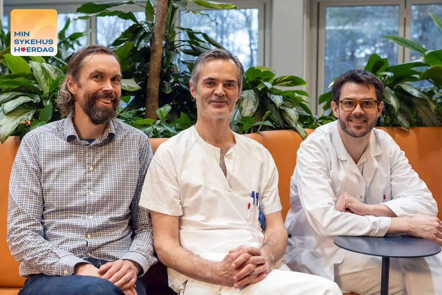 En gruppe menn som sitter sammen