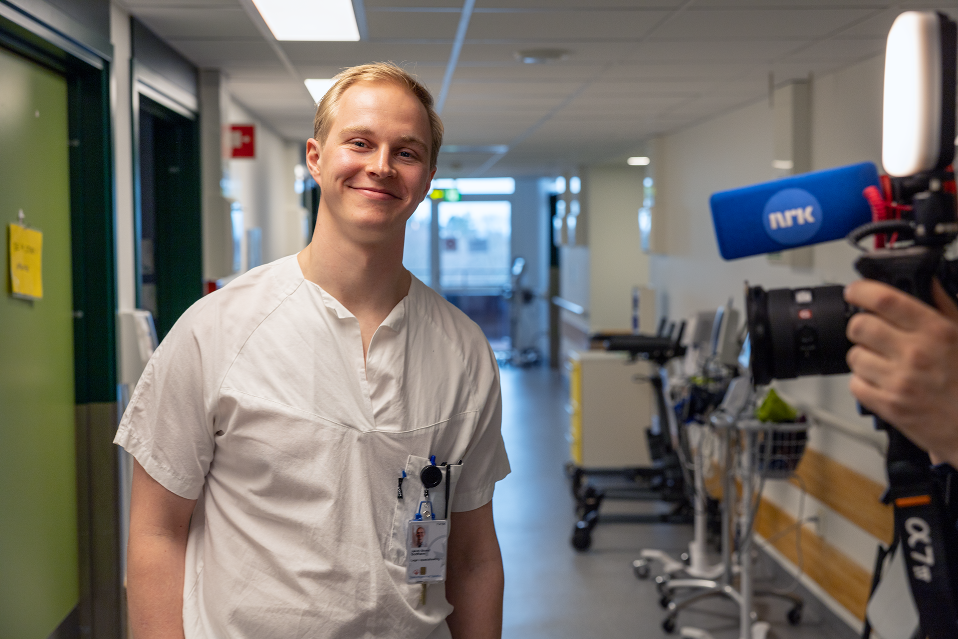 En mann som holder et kamera