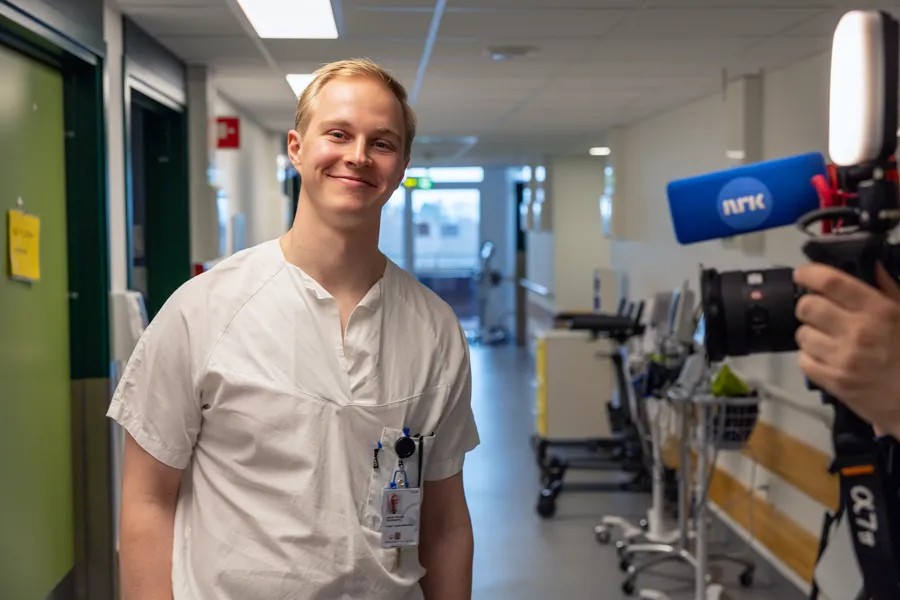 En mann som holder et kamera