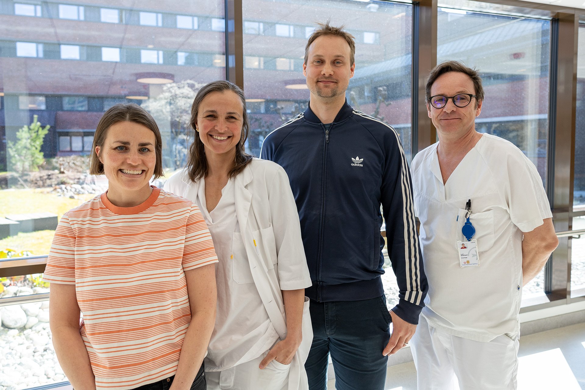 En gruppe mennesker som poserer for et bilde