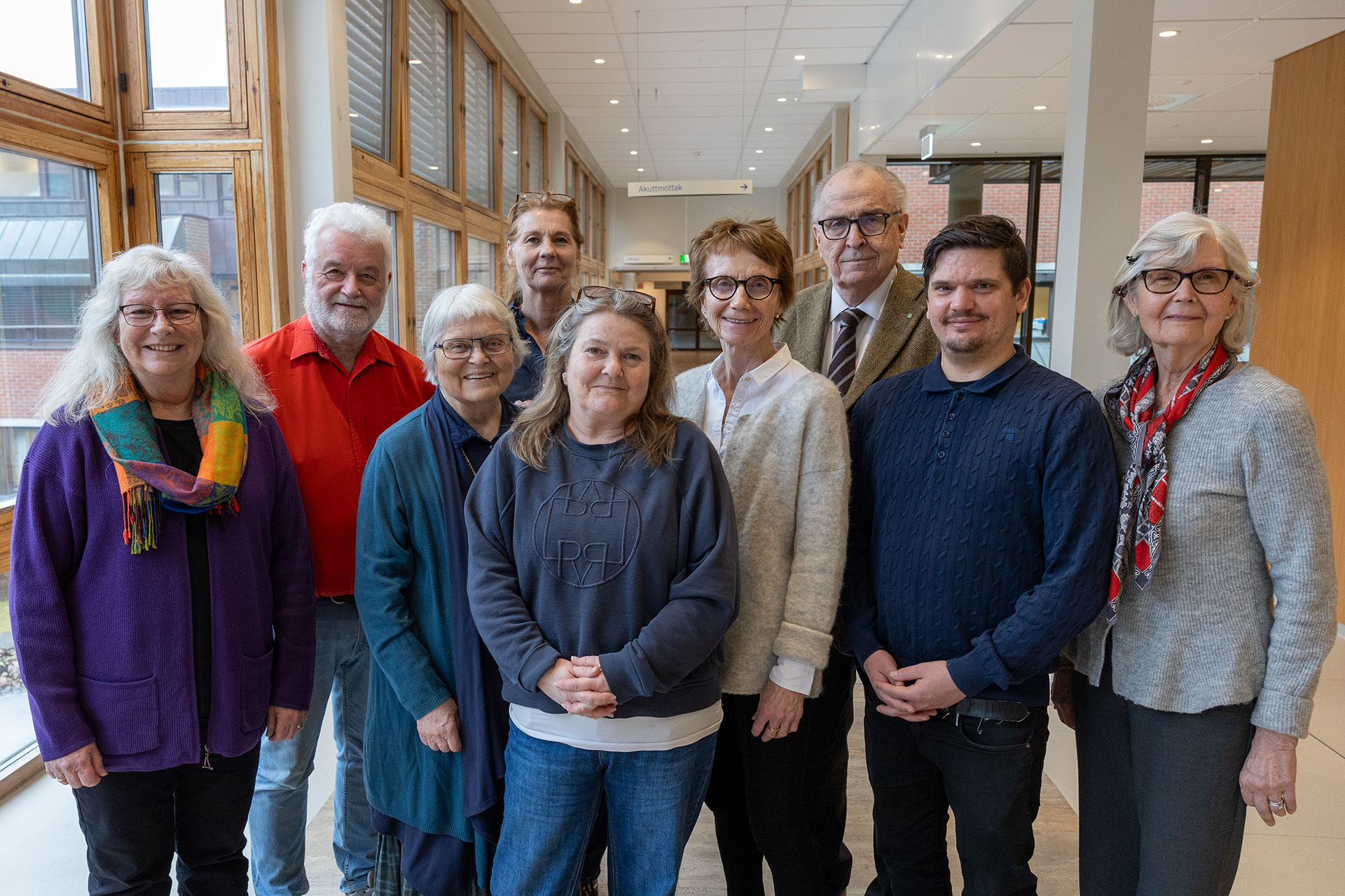 En gruppe mennesker som poserer for et bilde