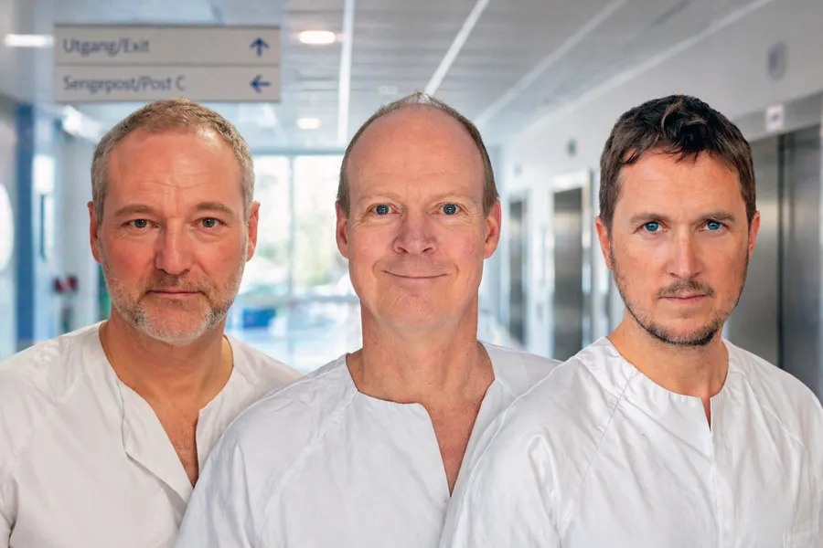 En gruppe menn i hvite skjorter