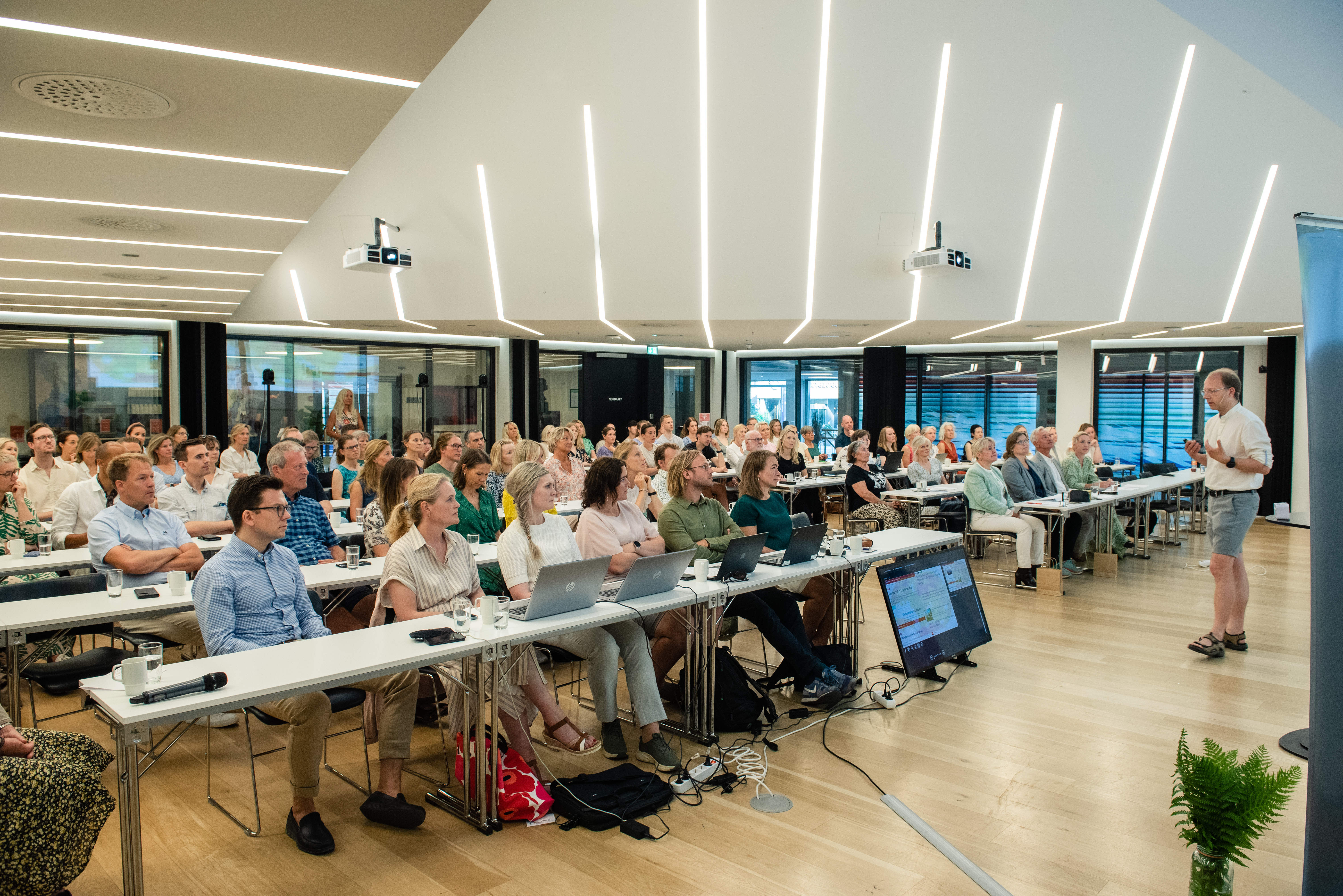 En mann holder foredrag