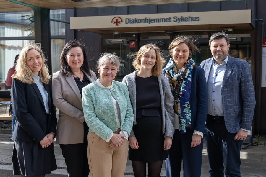 En gruppe mennesker som poserer for et bilde