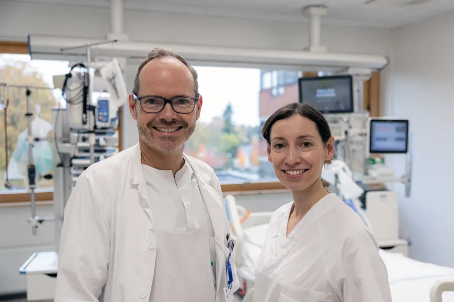 En mann og en kvinne i et laboratorium