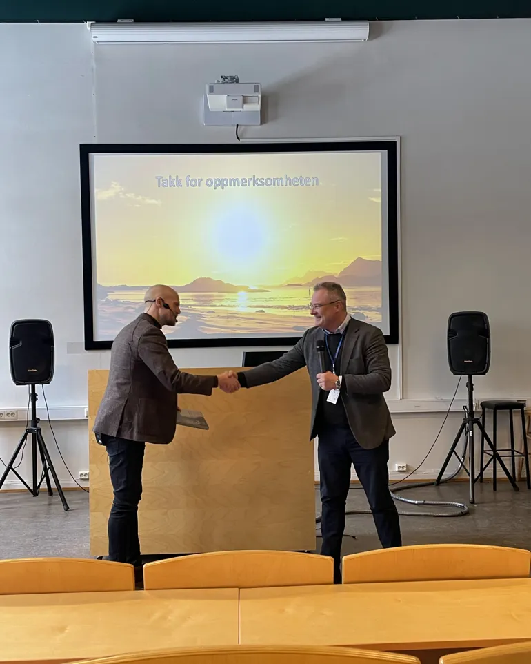 En mann som holder en presentasjon