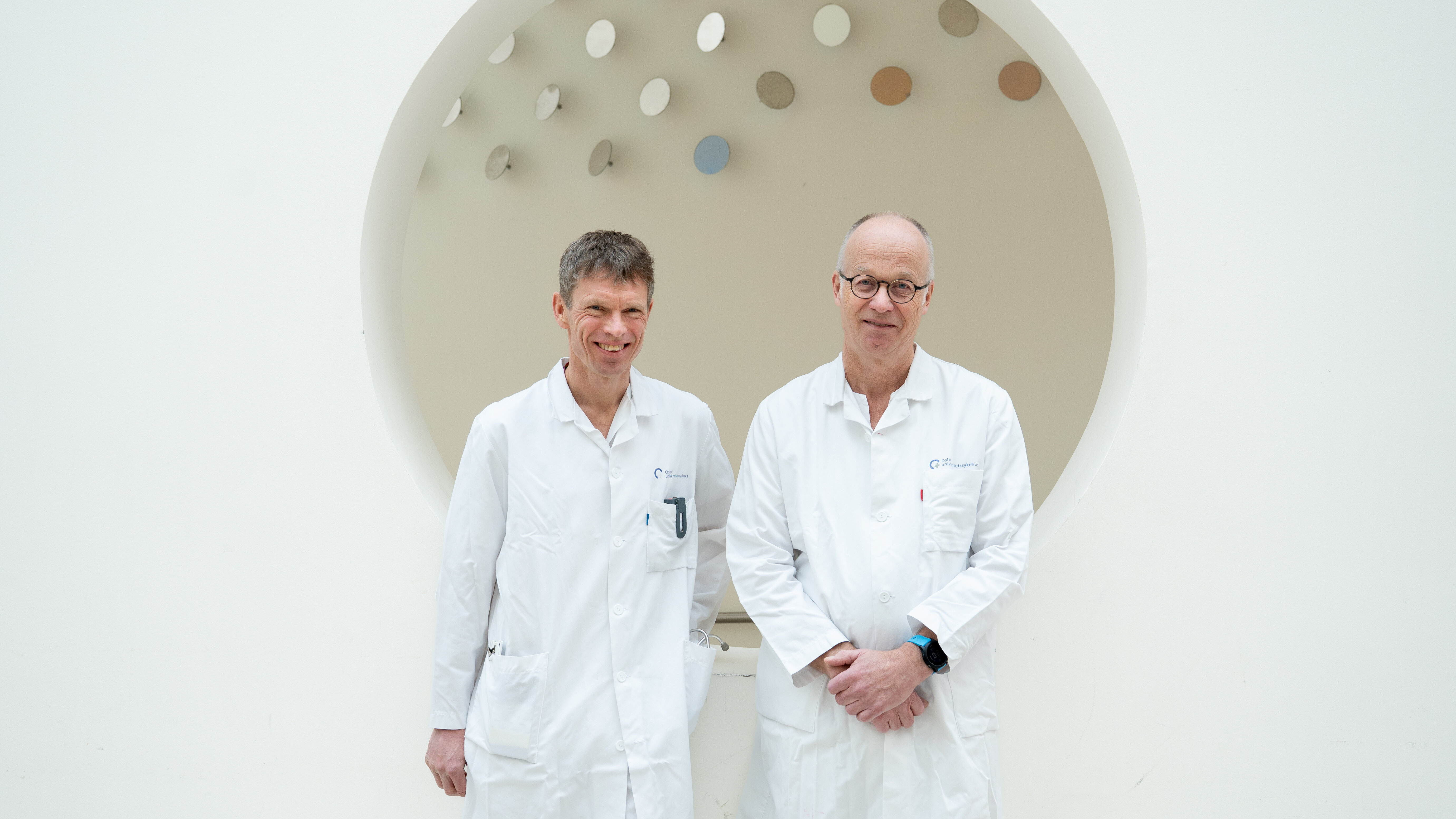 Et par menn i hvite laboratoriefrakker