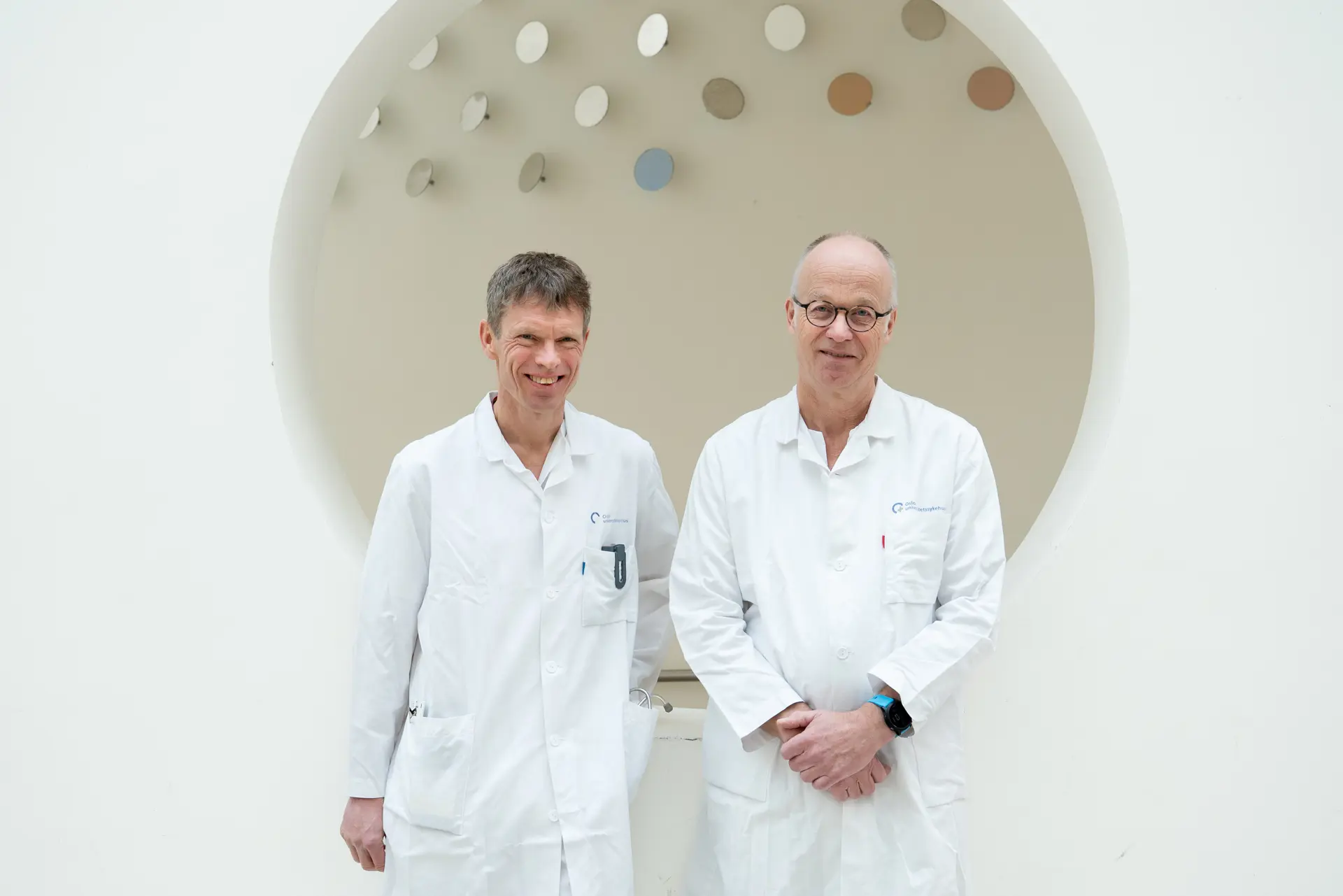 Et par menn i hvite laboratoriefrakker